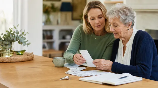 Accueillir une personne de plus de 75 ans : quels frais pouvez-vous déduire ?