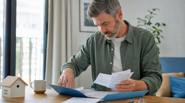 Propriétaires bailleurs : les factures et relevés à préparer